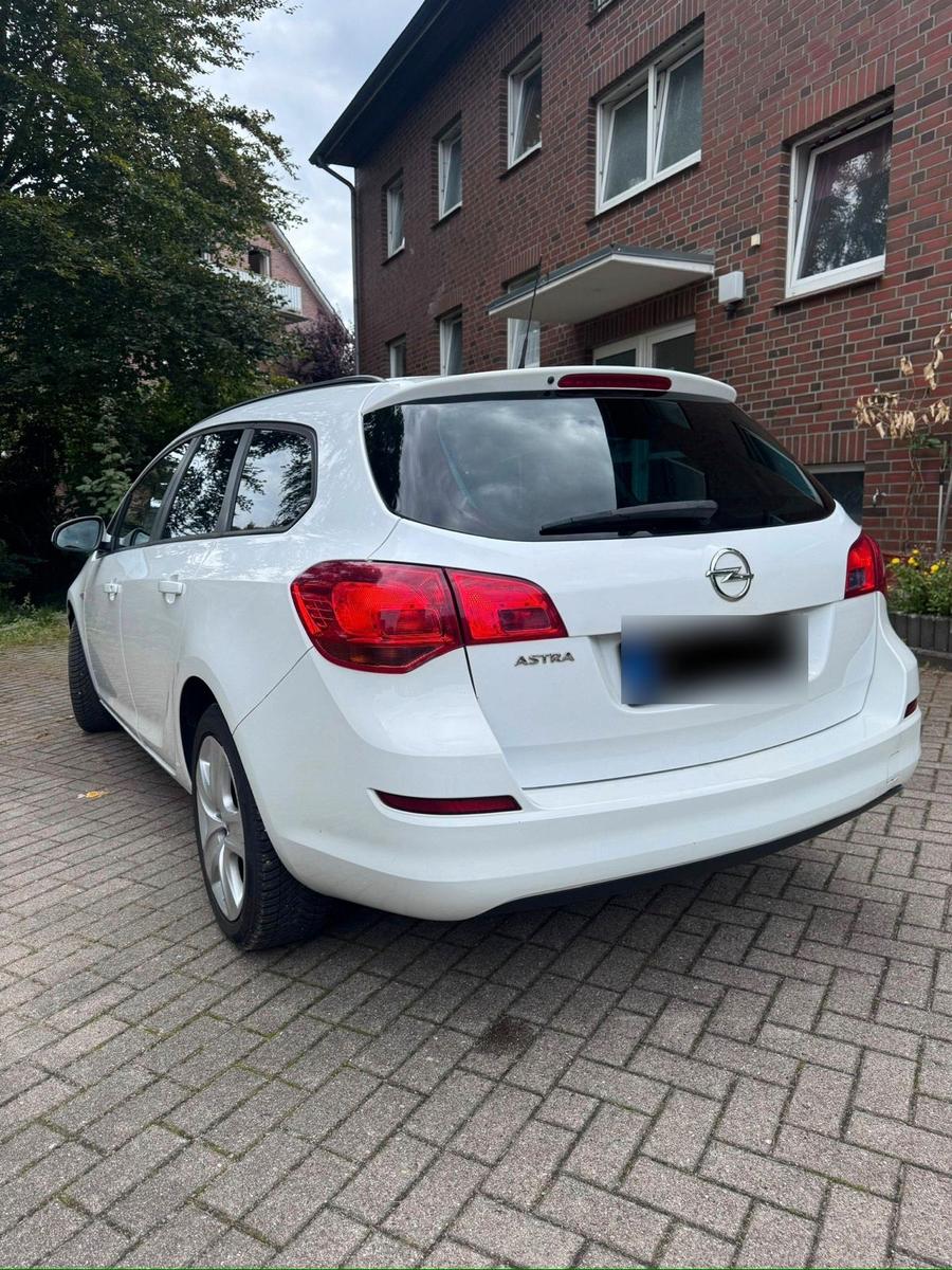 Opel Astra 2011 — engine 116 HP (85kW)