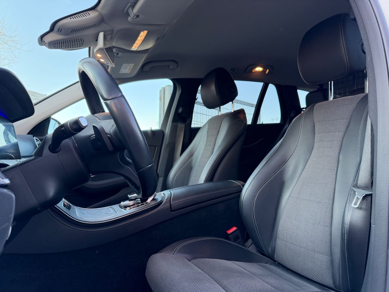 Fahrzeugabbildung Mercedes-Benz E 220 4Matic*MULTIBEAM*360°KAMERA*WIDESCREEN*PDC