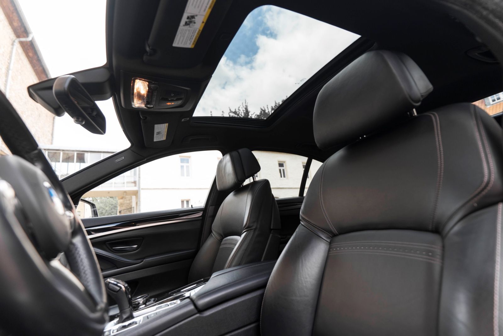 Fahrzeugabbildung BMW 550IX M-SPORTPAKET HUD B&O ACC HUD KAM TOTW