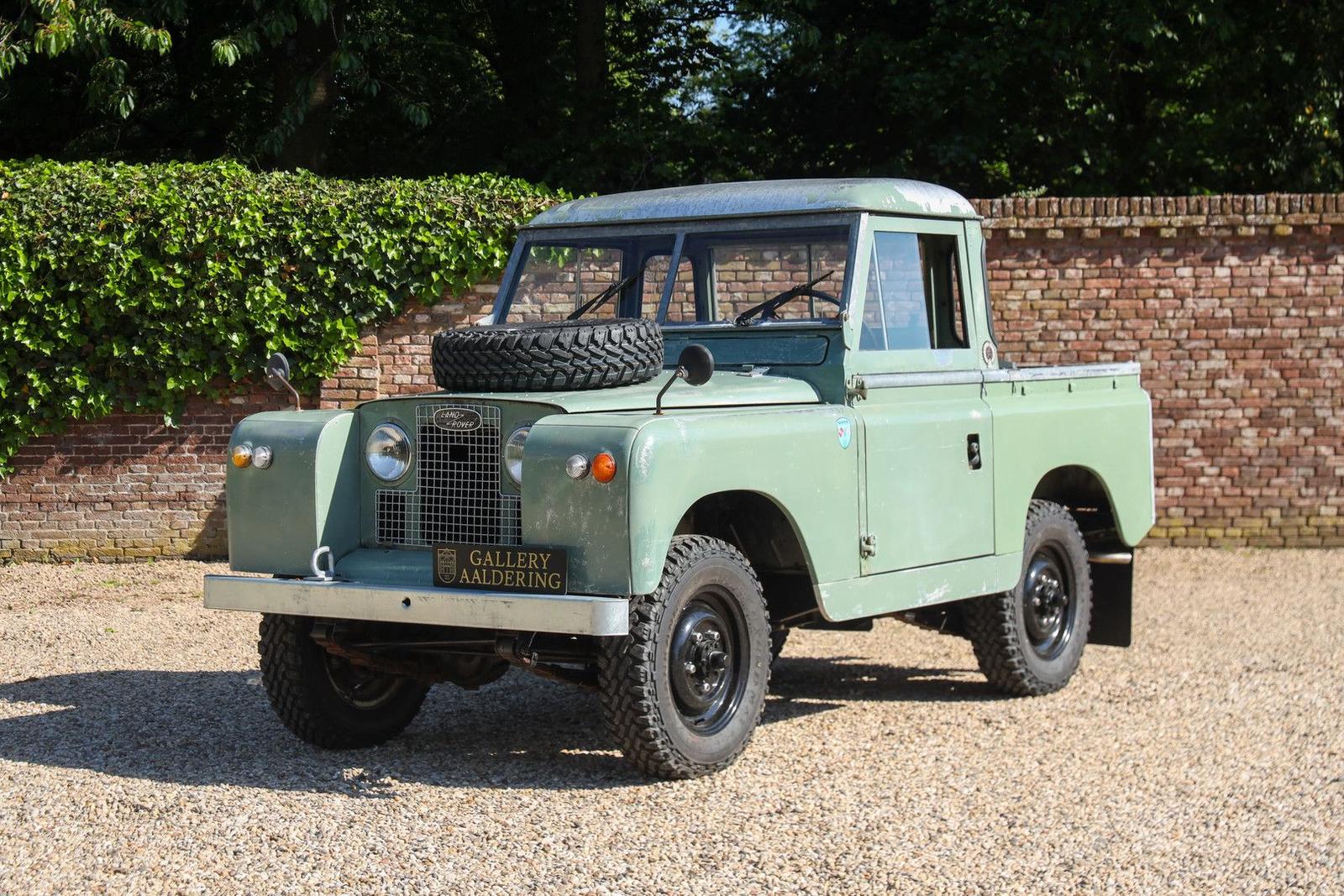 Land Rover 88 IIA "Regular with truck cab" Rich in patina a