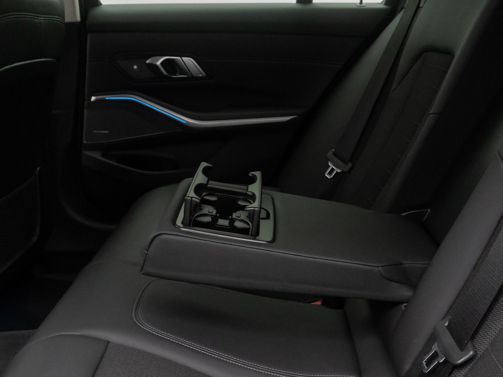 Fahrzeugabbildung BMW 320e DAB Kamera Alarm H/K Sport Leder Komfort