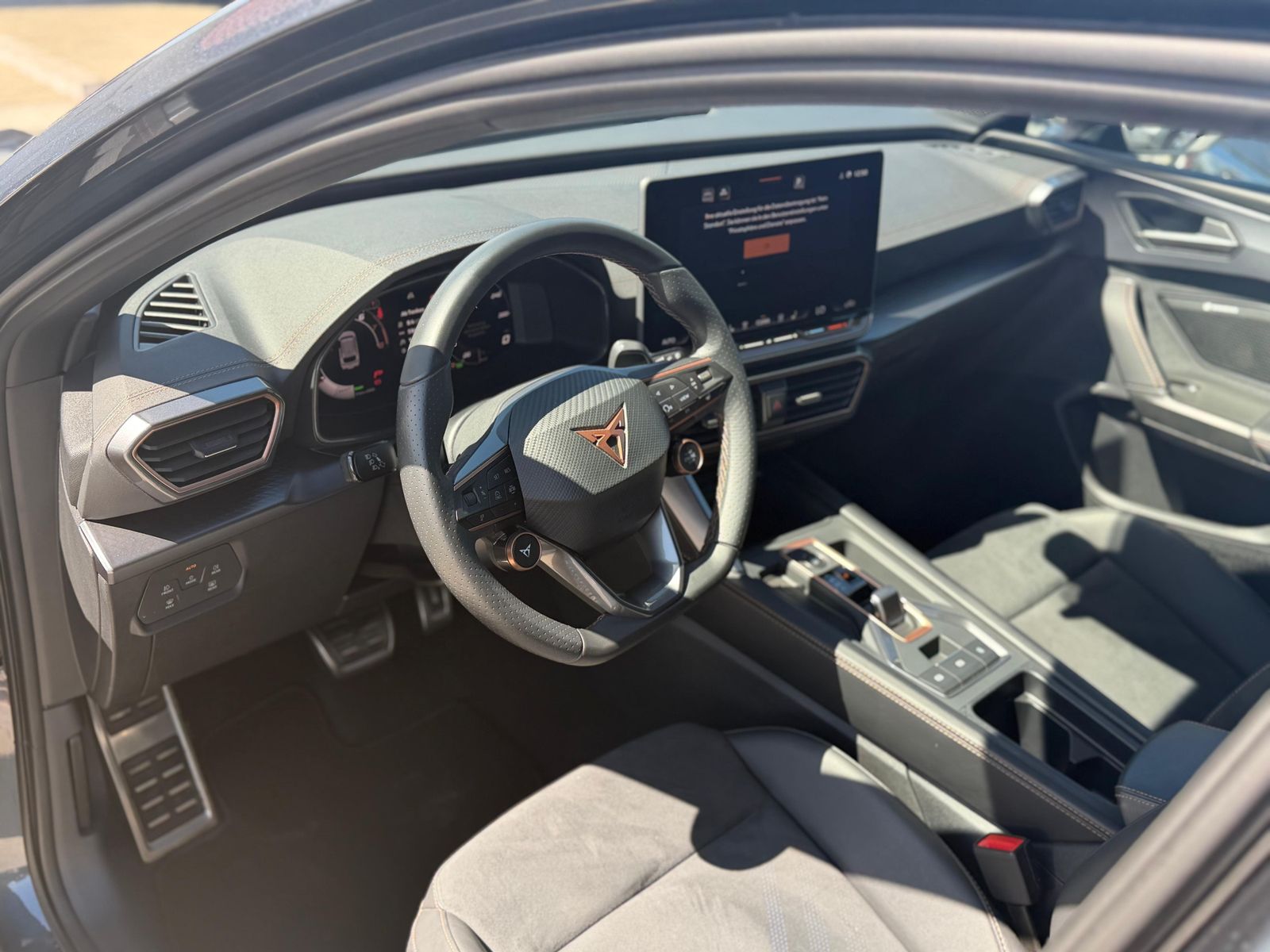 Ilustración del vehículo CUPRA Leon 1.5 eTSI MATRIX*PANO*ALCAN.*AHK*SENN*Drive2
