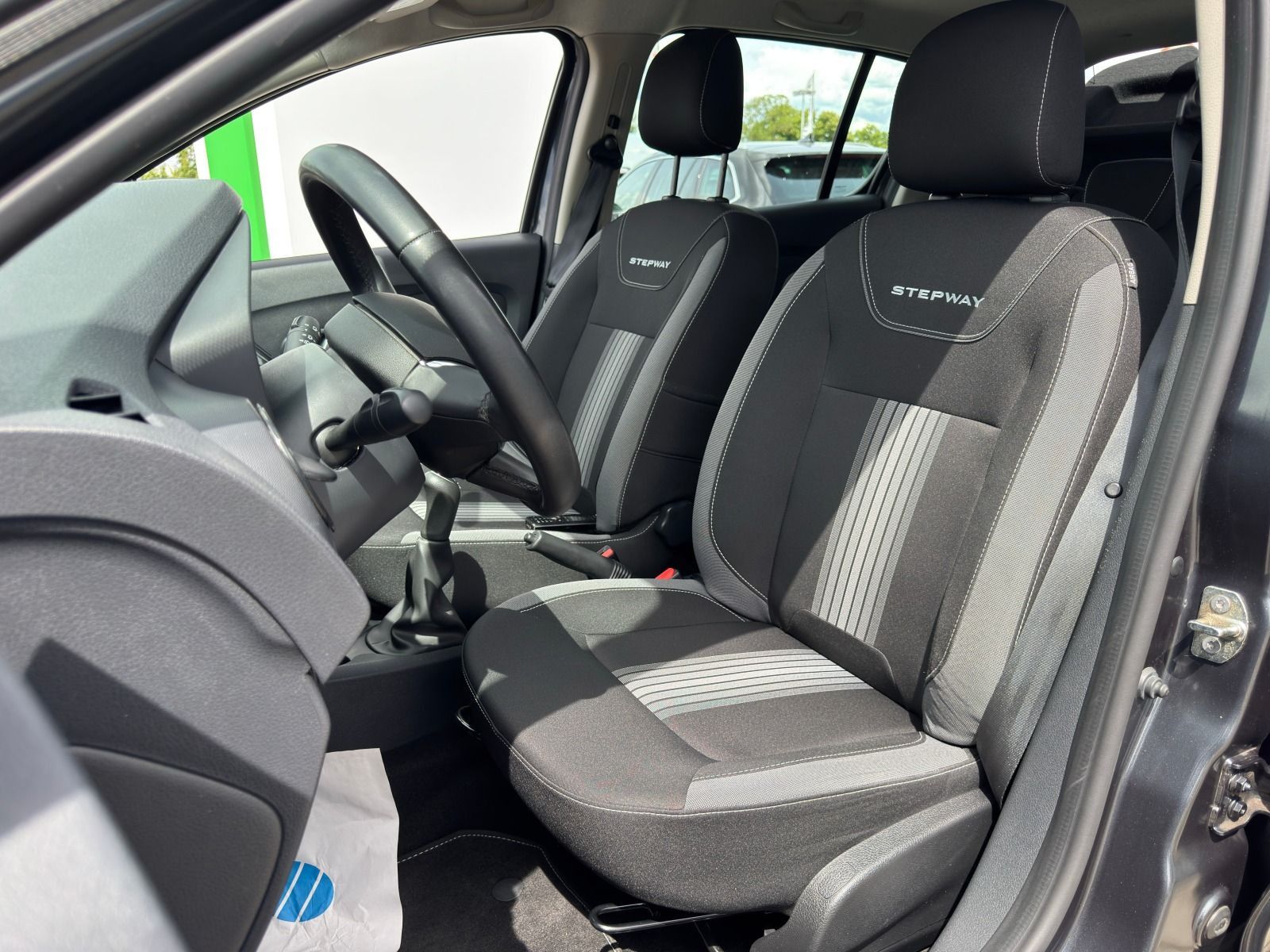 Fahrzeugabbildung Dacia Sandero II 90 Stepway Celebration