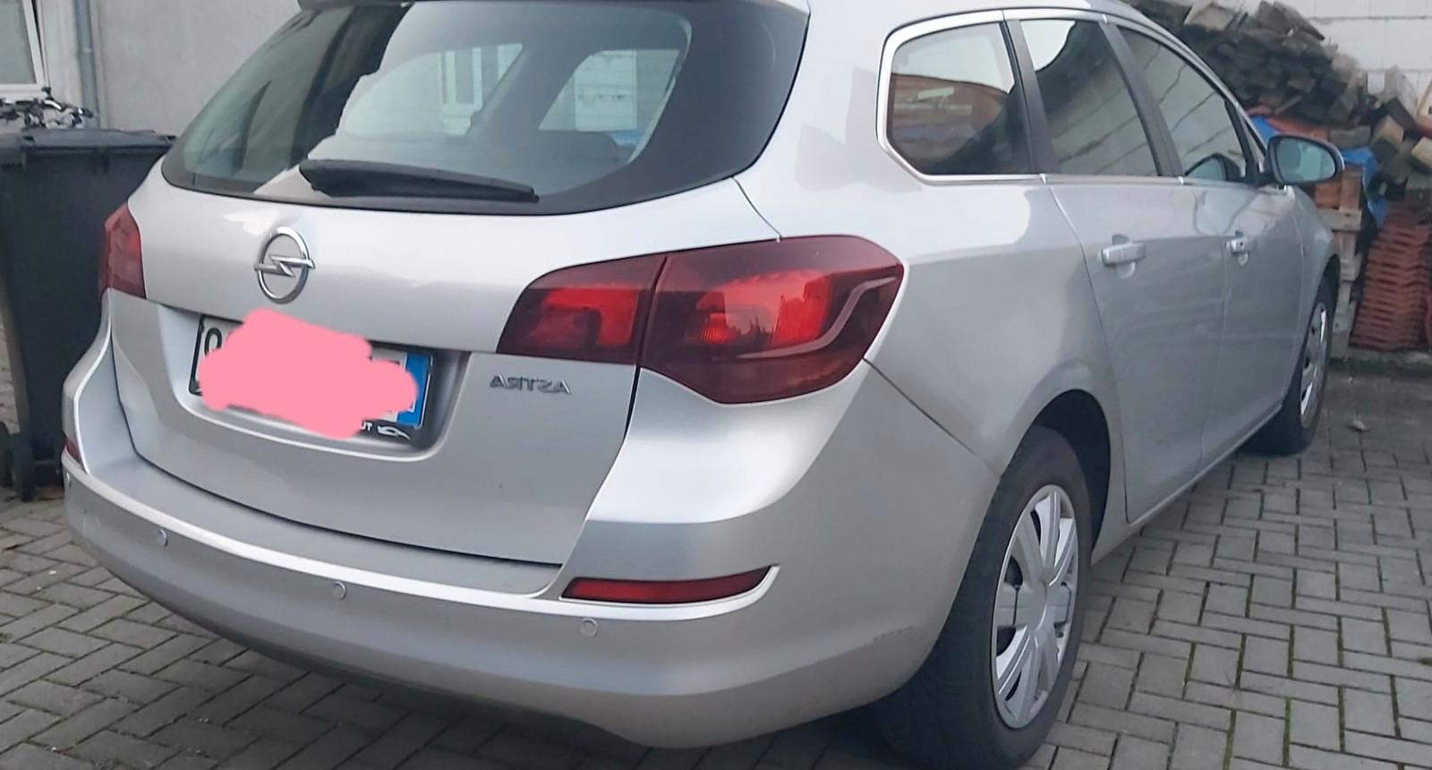 Opel Astra 2011 — photo 10