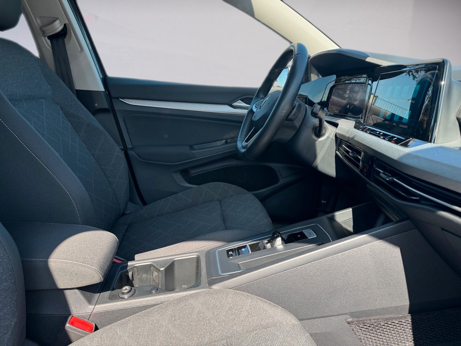 Fahrzeugabbildung Volkswagen Golf VIII Lim. Life 1.0 eTSI