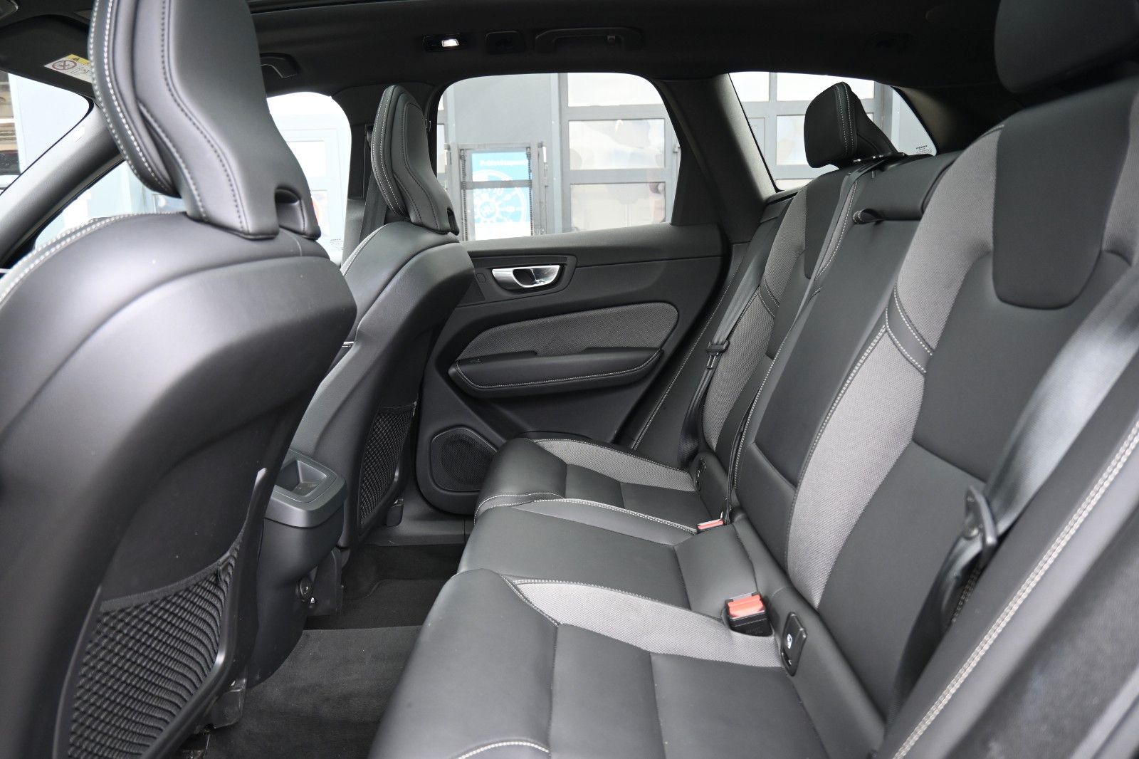 Fahrzeugabbildung Volvo XC60 B4D Plus Dark*LED*PANO*STHZ*360*H&K*BLIS