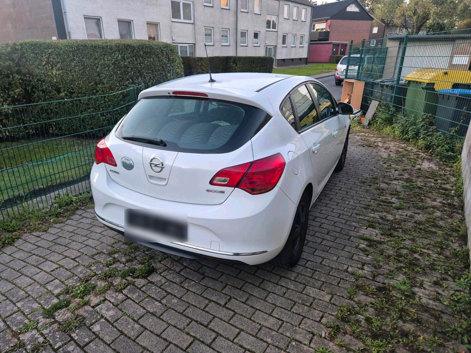 Opel Astra 2013 — interior