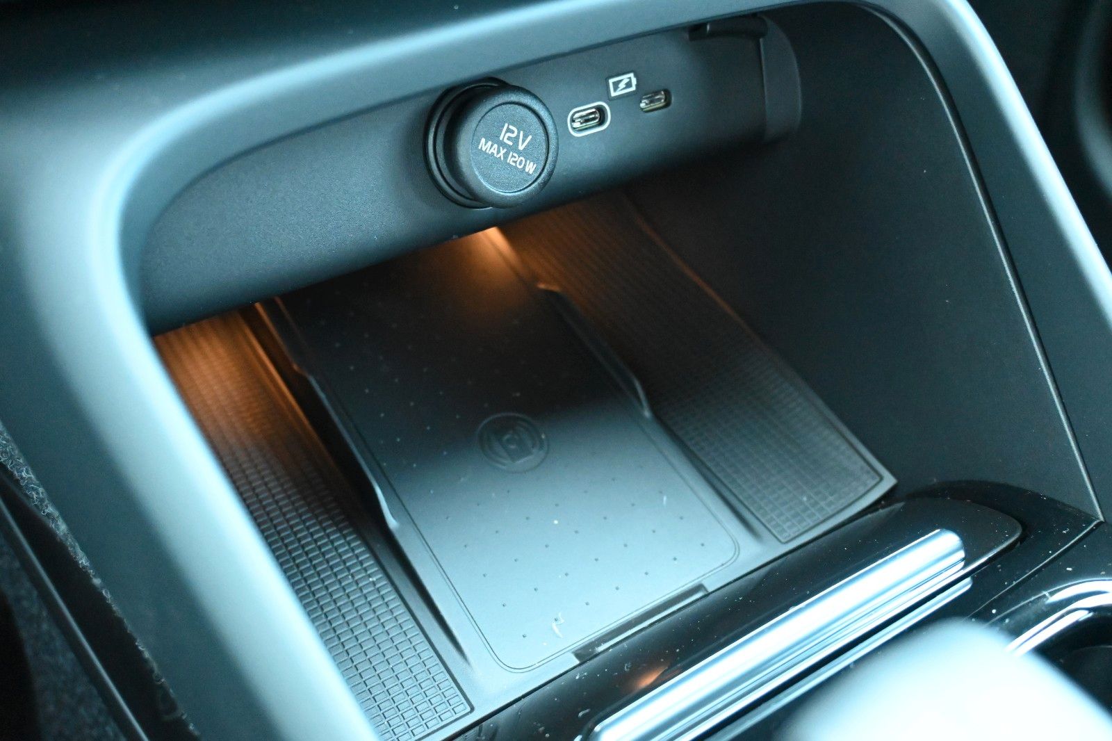 Fahrzeugabbildung Volvo XC40 B4 DKG Plus Dark*FSHZG*360°*ACC*Allwetter