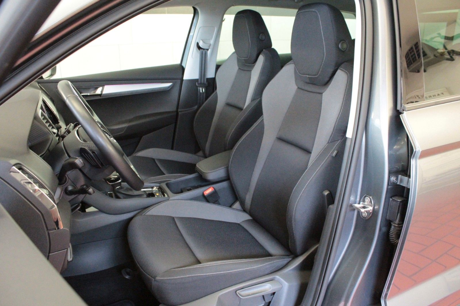 Fahrzeugabbildung SKODA Karoq 1.5l TSI ACT DSG TOUR  AHK schwenkbar