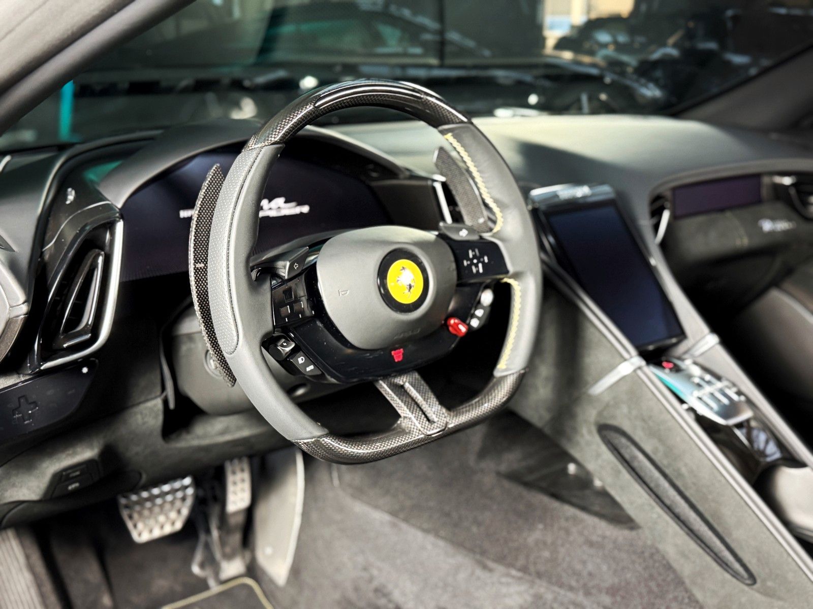Fahrzeugabbildung Ferrari Roma Spider + Carbon + Daytona + ACC + 360 Grad