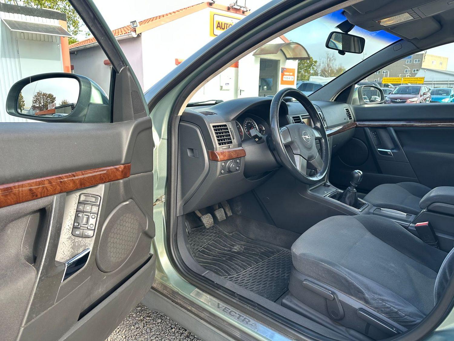 Opel Vectra 2004 — photo 12