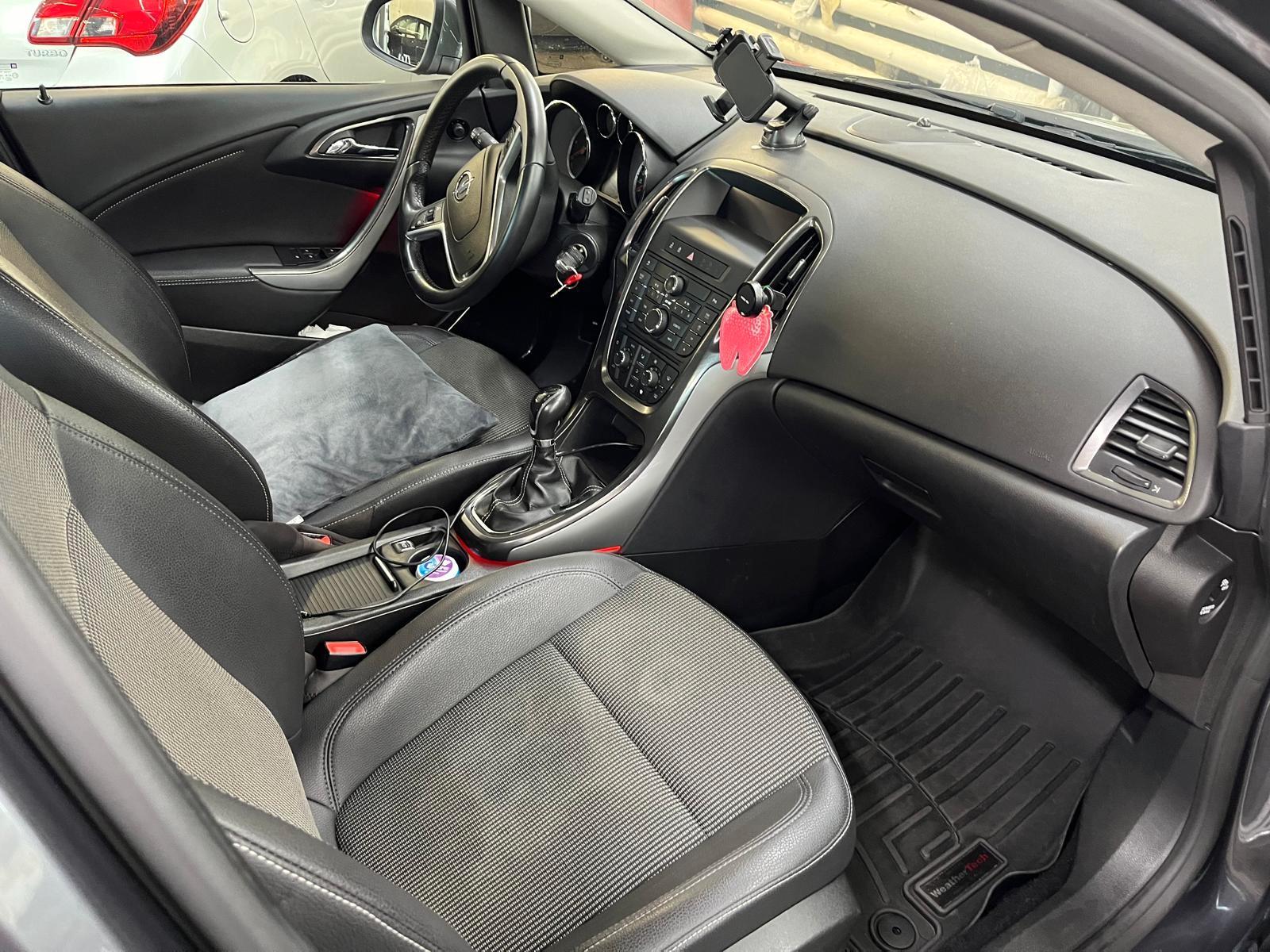 Opel Astra 2011 — photo 5