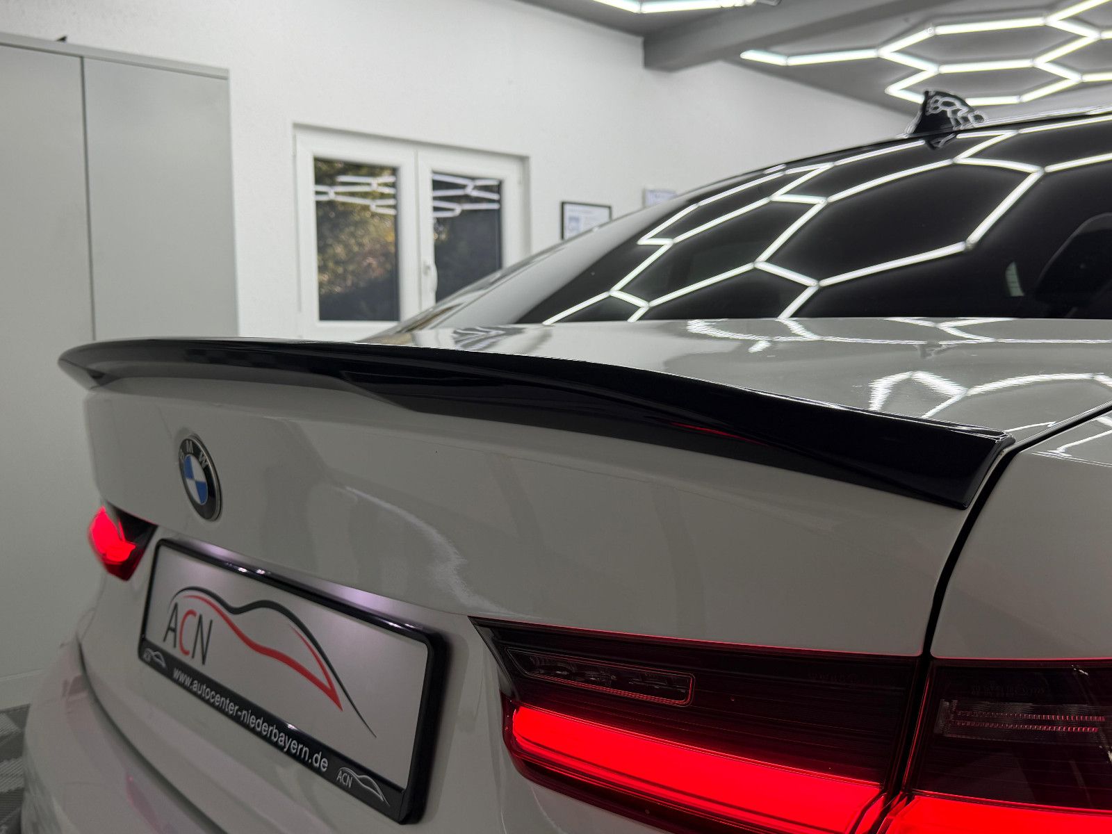 Fahrzeugabbildung BMW 330i xDrive M-SPORT/HUD/DE-FZG/HiFi/LIVE CO/2.HD