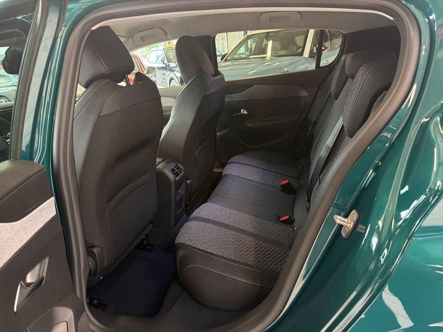 Fahrzeugabbildung Peugeot 308 Allure Hybrid 145 e-DSC6 Navi 360 Kamera ACC