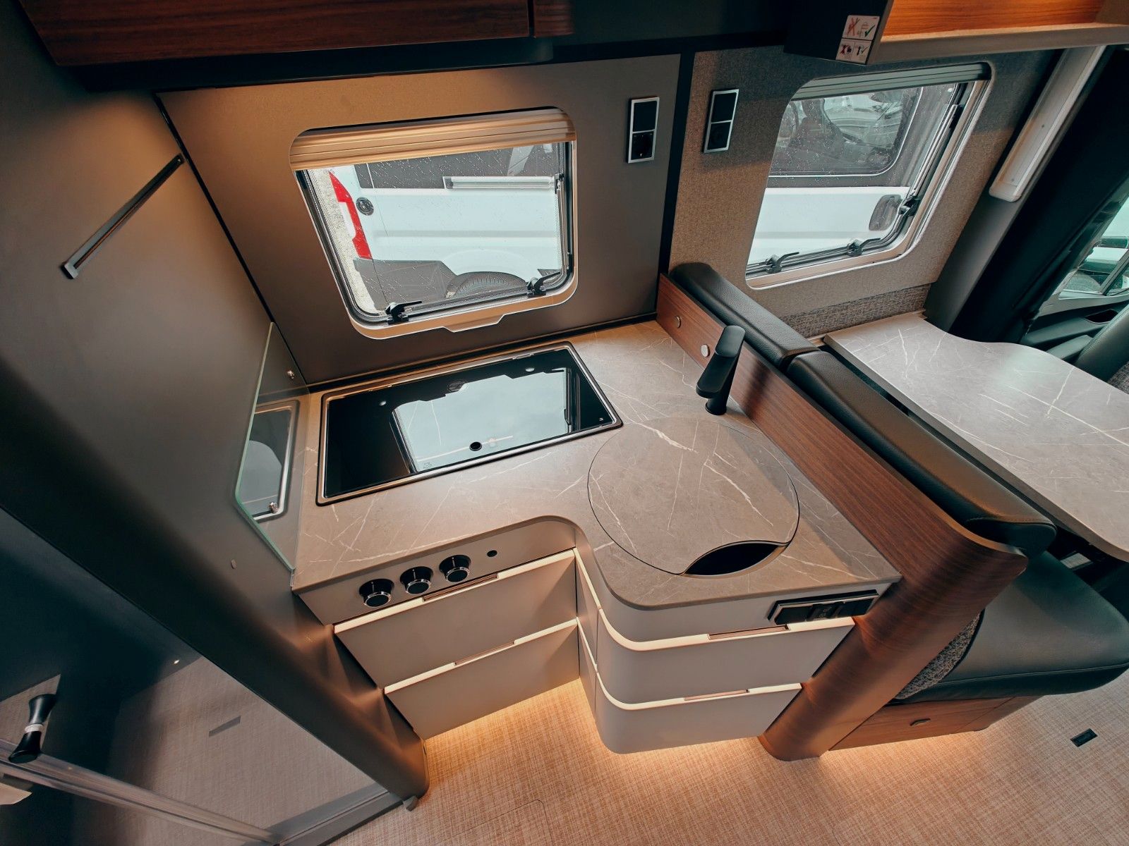 Fahrzeugabbildung HYMER / ERIBA / HYMERCAR B-KLASSE MC T 680 X - PTS SELENITGRAU MAGNO