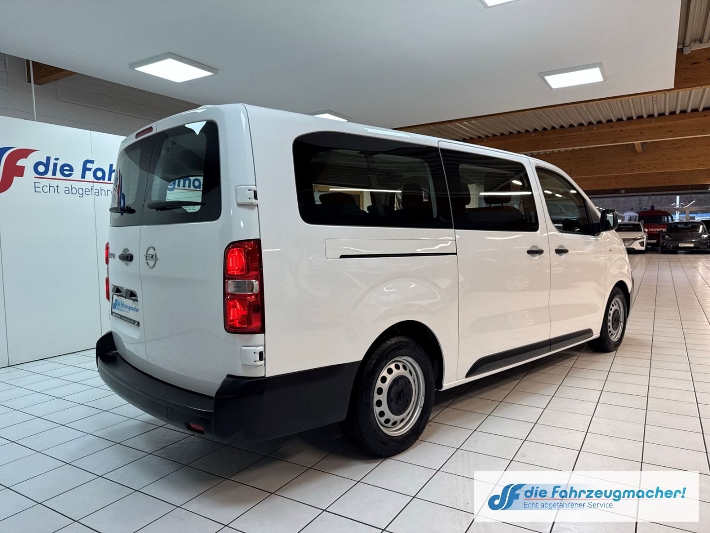 Fahrzeugabbildung Opel Vivaro L Apple CarPlay Android Auto Musikstreami