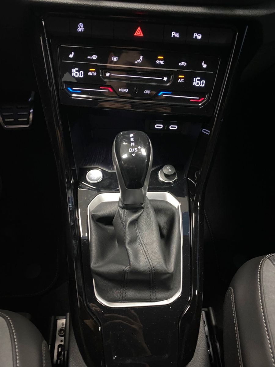 Fahrzeugabbildung Volkswagen T-Roc 2.0 TDI DSG R-Line+AHK+Black Style+19"ALU+