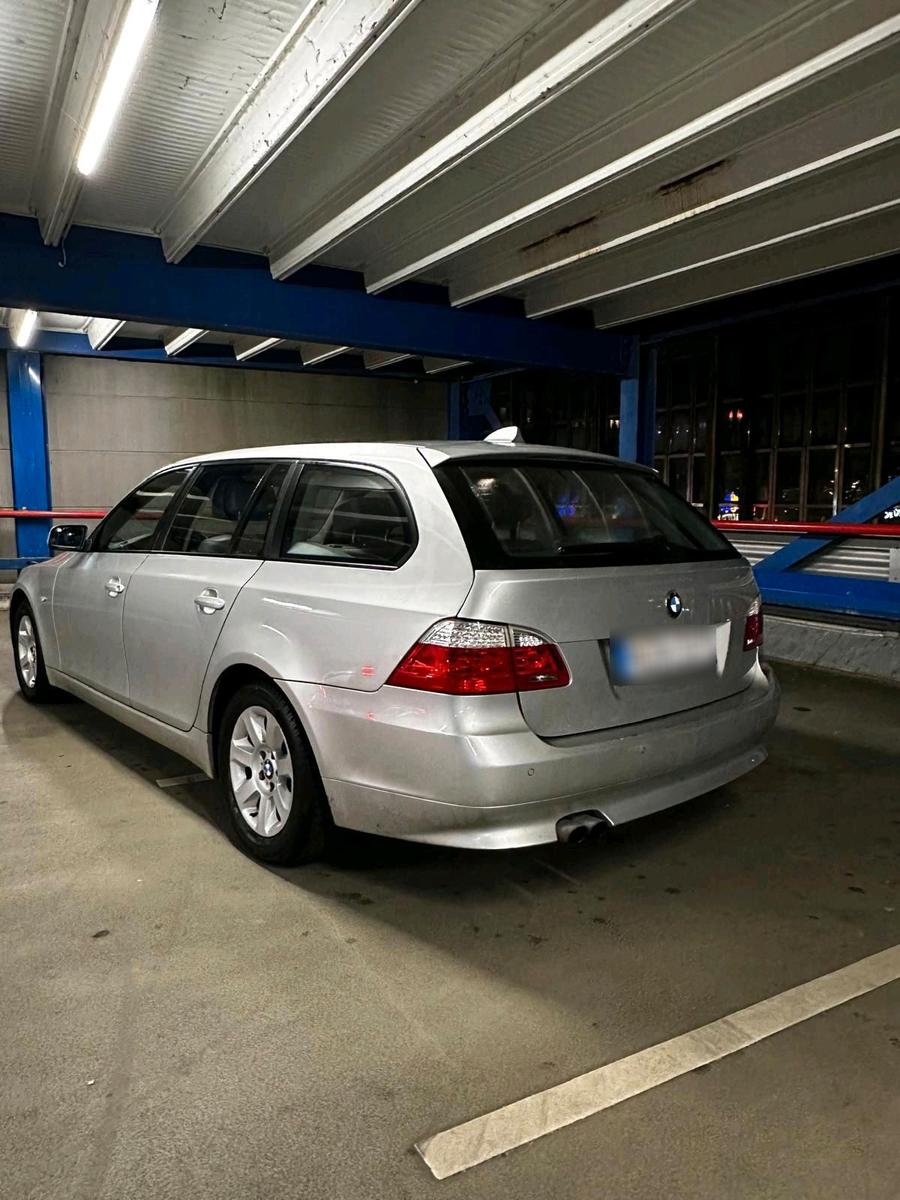 BMW 523 2007 — rear view
