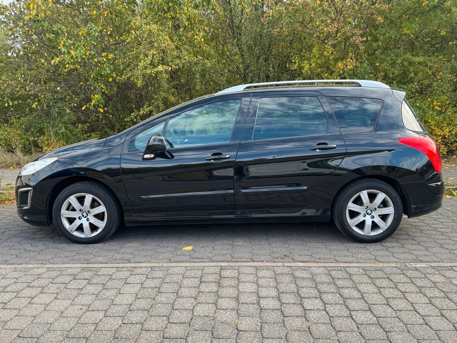 Peugeot 308 2011 — interior