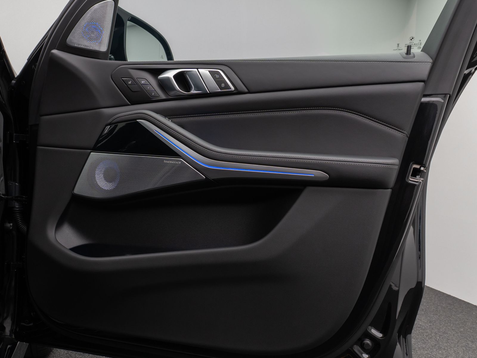Fahrzeugabbildung BMW X5 M60i Panorama 360° B&W SoftCL Massage 22Zoll