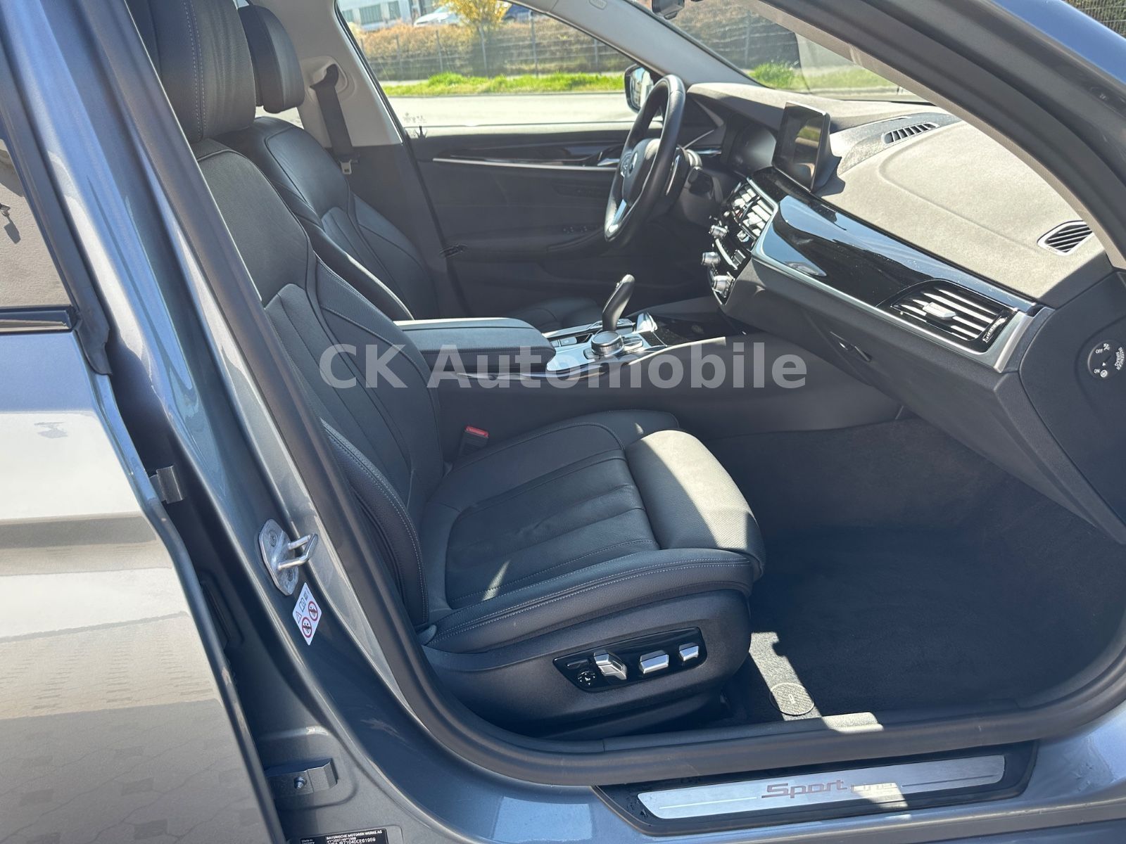 Fahrzeugabbildung BMW 530 i Lim. xDrive Sport Line/Navi/Leder/LED/Kam.