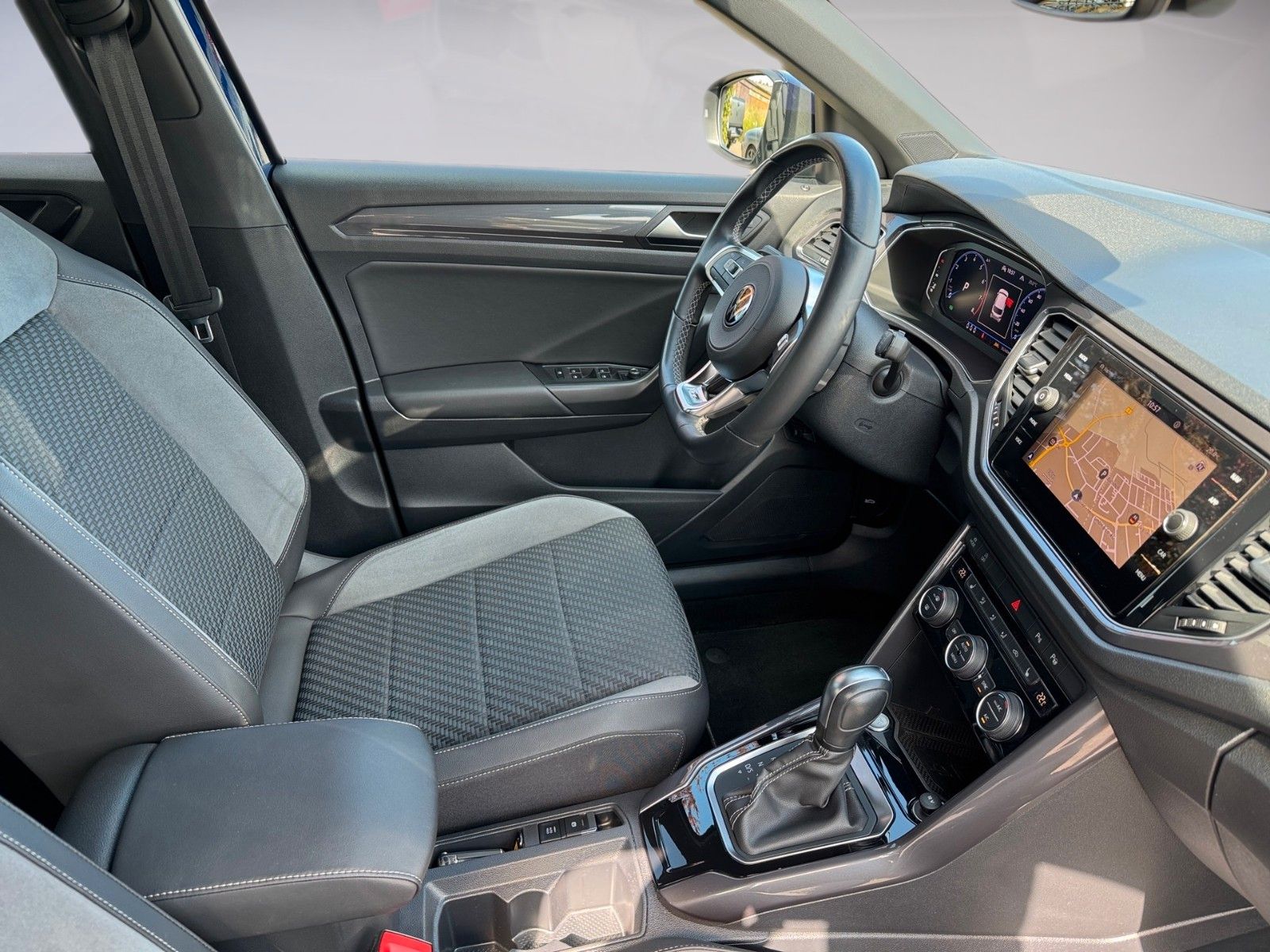 Fahrzeugabbildung Volkswagen T-Roc Sport R-Line 1.5 TSI