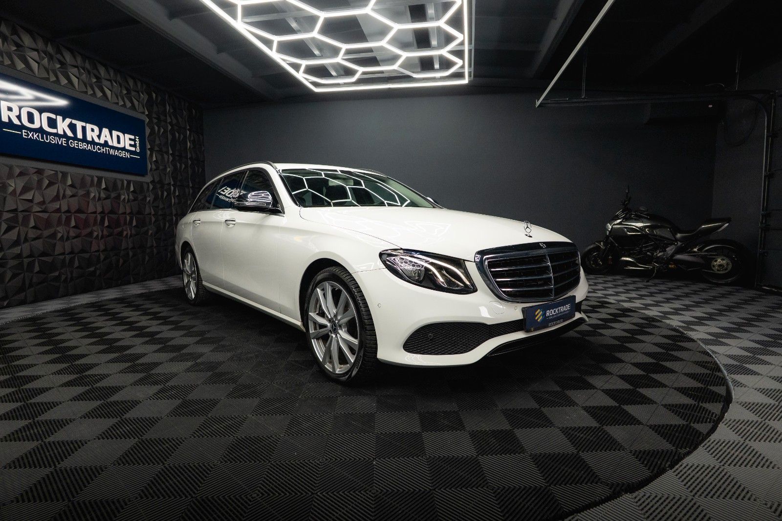 Fahrzeugabbildung Mercedes-Benz E 220d 4Matic Business *LED*Kamera*Scheckheft*