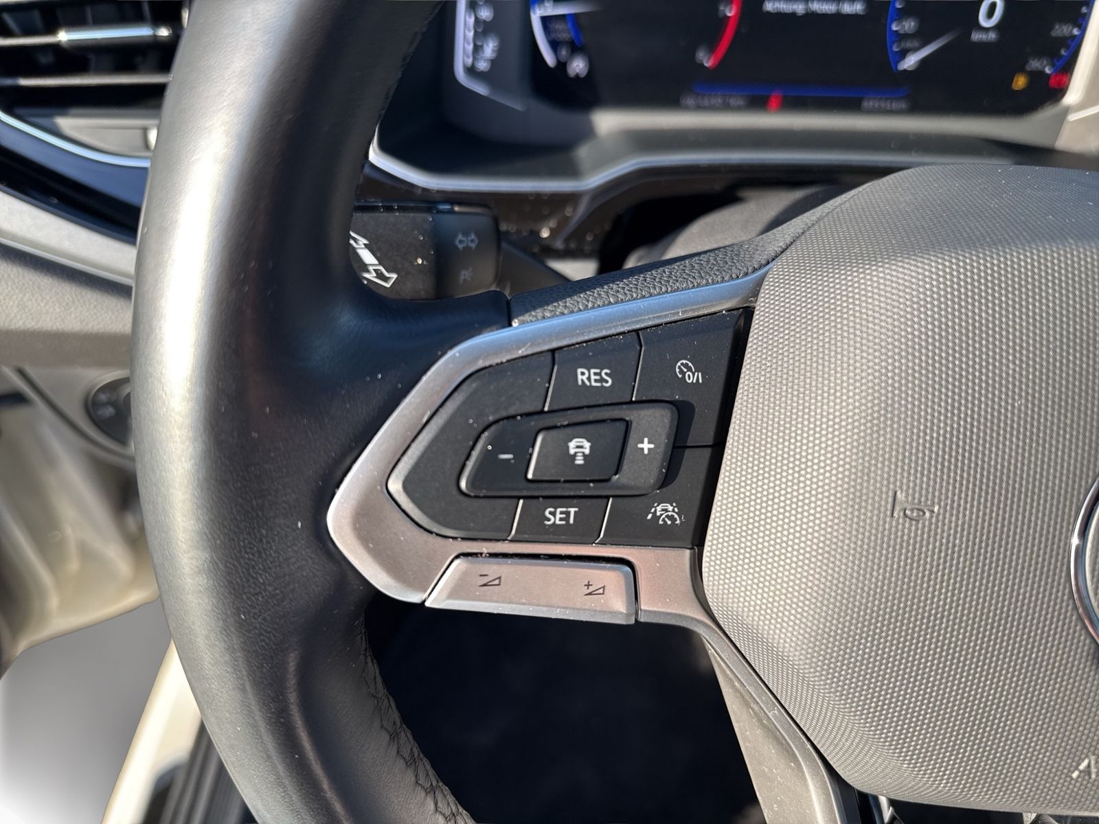 Polo R-Line 1.0 TSI, IQ-Drive, Navi, Sportfahrwe