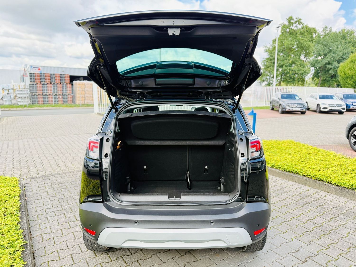 Fahrzeugabbildung Opel Crossland X 1,2 T ELEG., Navi, Panod, LED, RFK,