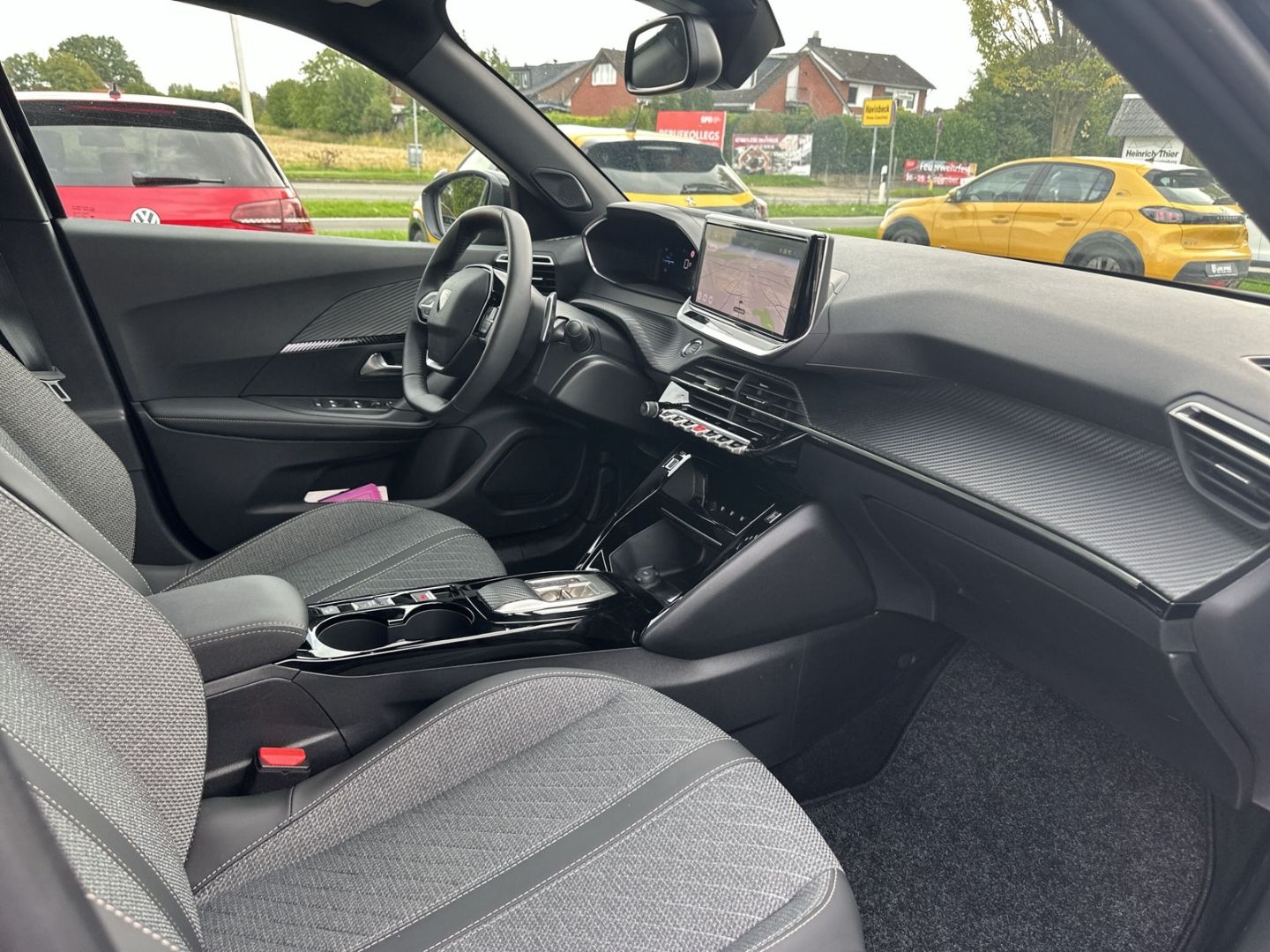 Fahrzeugabbildung Peugeot 2008 Allure 1.2 HY 136 e-DSC6      Navi ACC