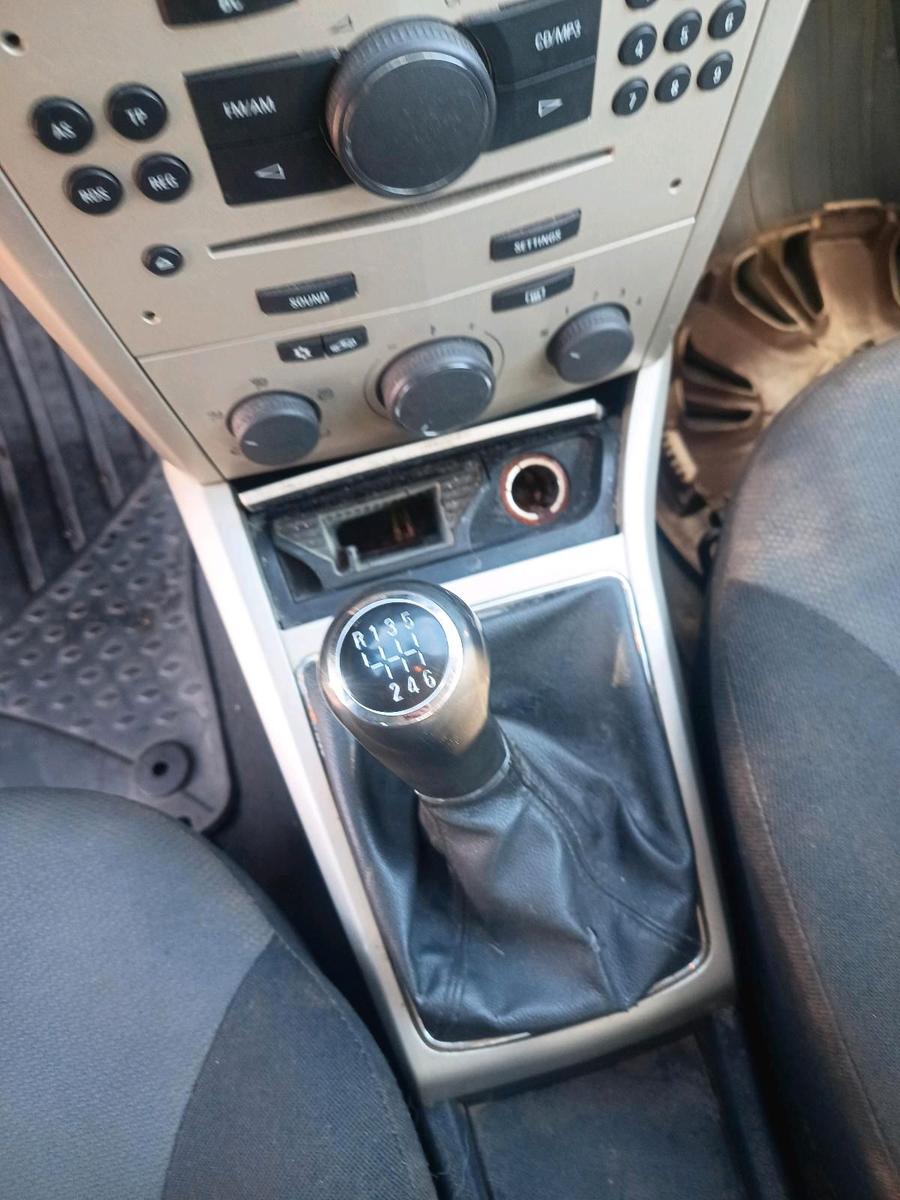 Opel Astra 2008 — interior