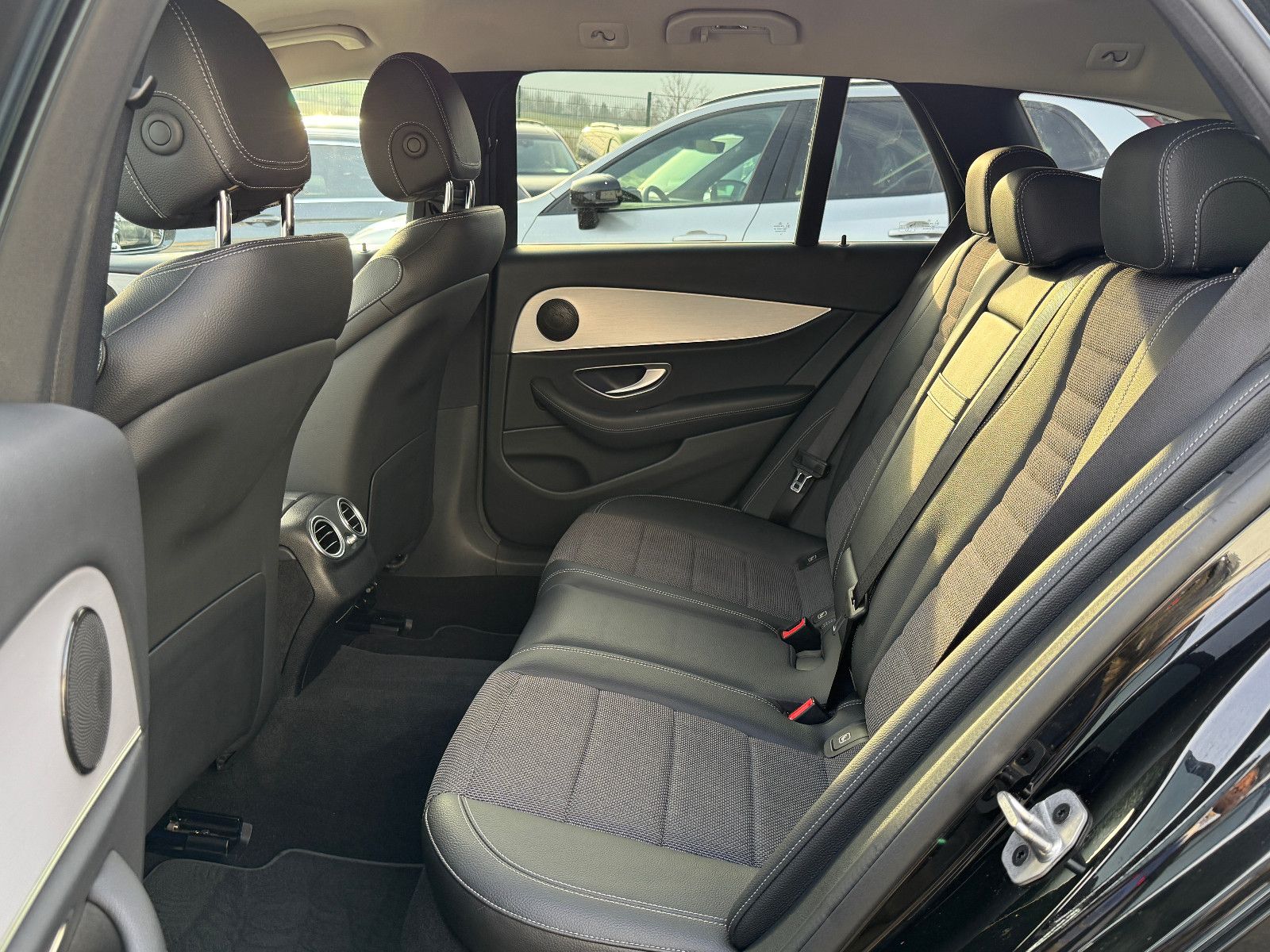 Fahrzeugabbildung Mercedes-Benz E 300de T Avg ACC HUD Keyless-Go Memory Kamera