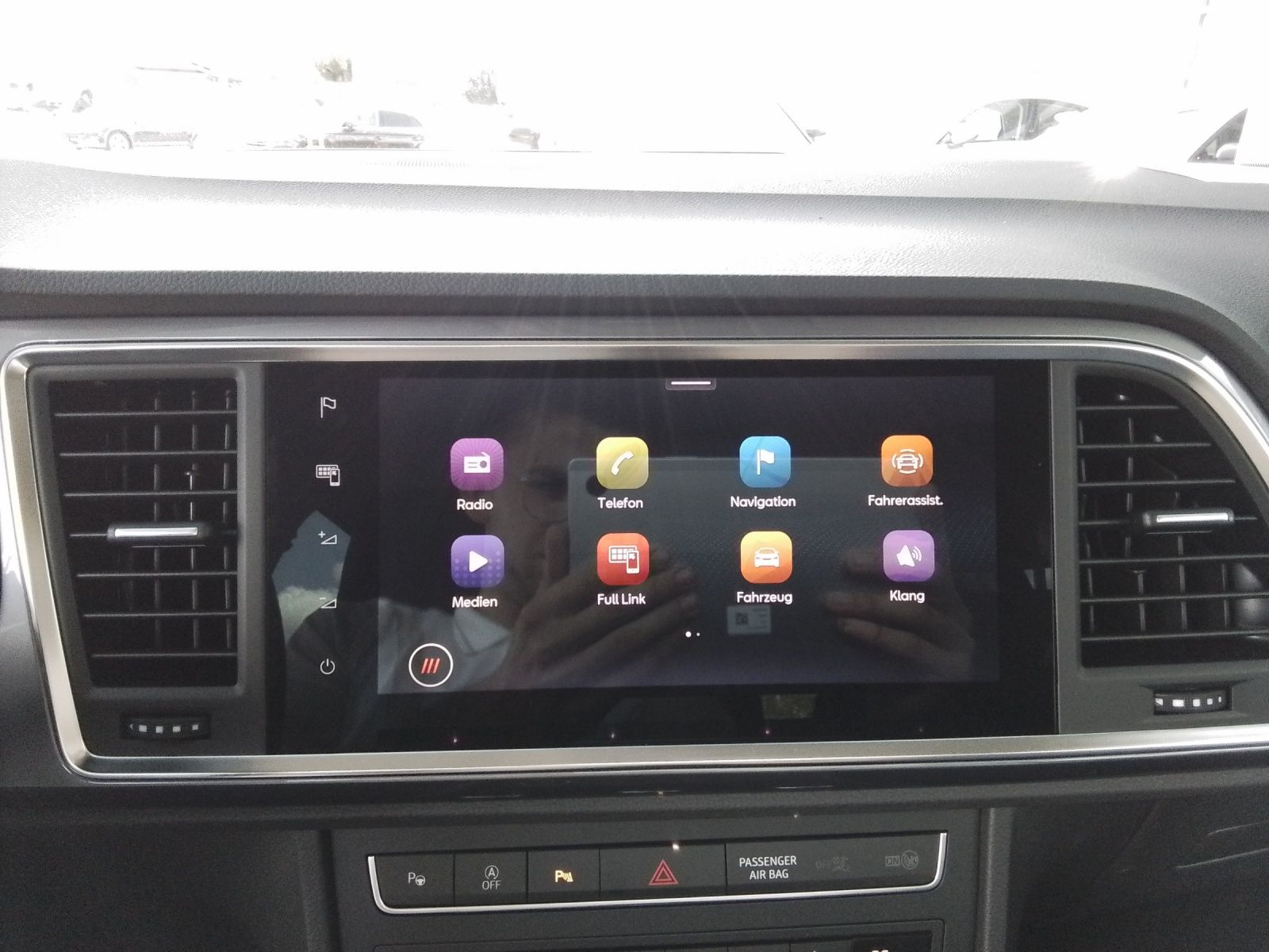 Fahrzeugabbildung SEAT Ateca TSI Style LED Navi ACC RFK SH App LM