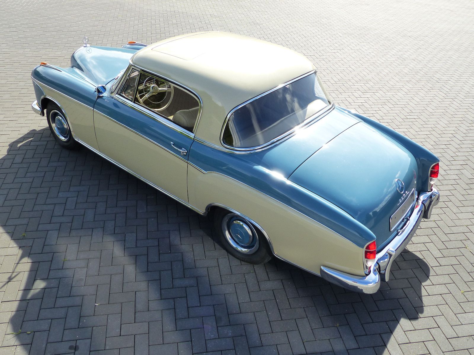 Fahrzeugabbildung Mercedes-Benz 220