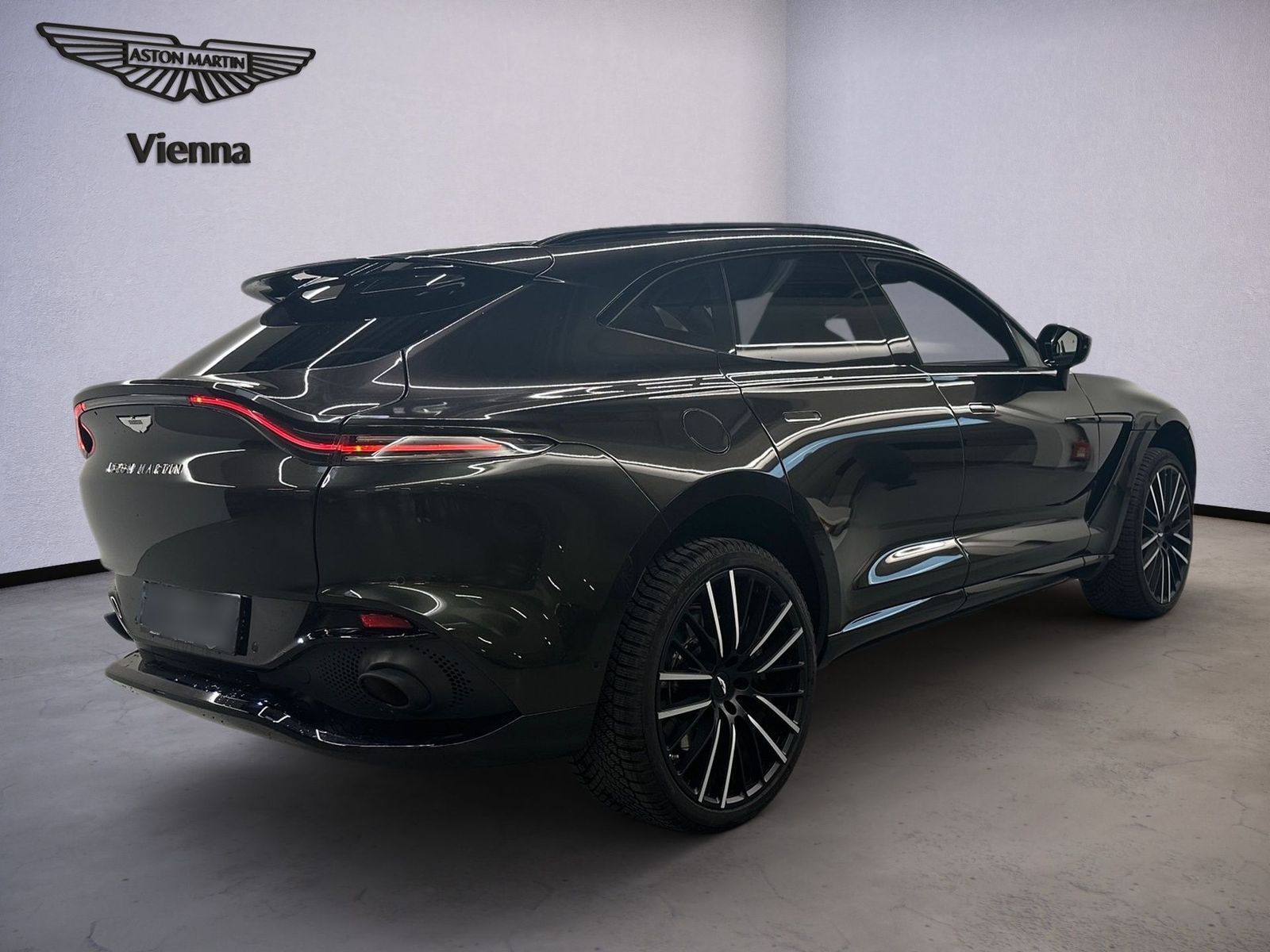 Aston Martin DBX 550 / Minotaur Green / Black Pack / 23'' imagem 3