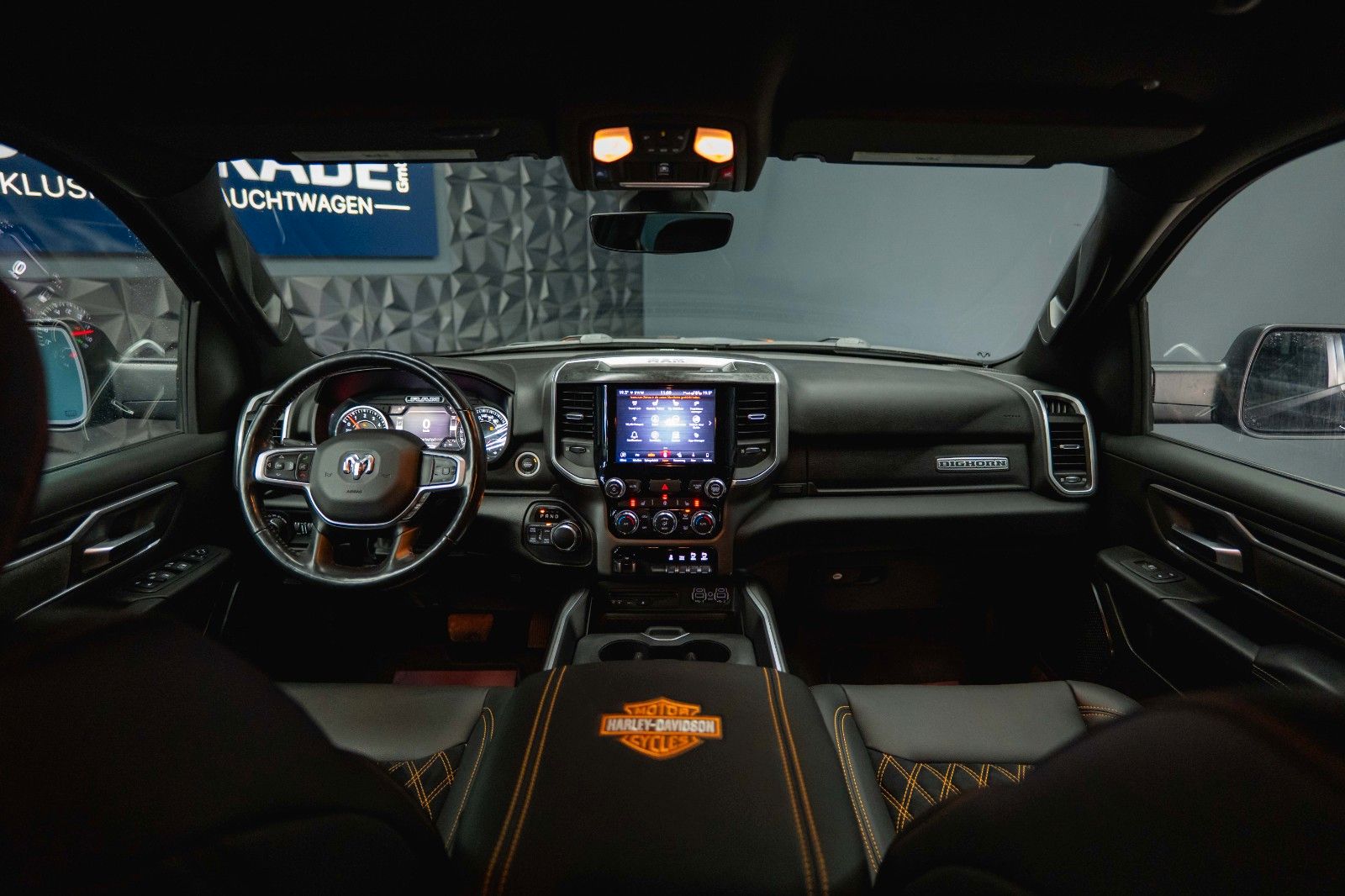 Fahrzeugabbildung Dodge RAM 5.7 V8 HEMI 4x4 OFFROAD Night HarleyDavidson