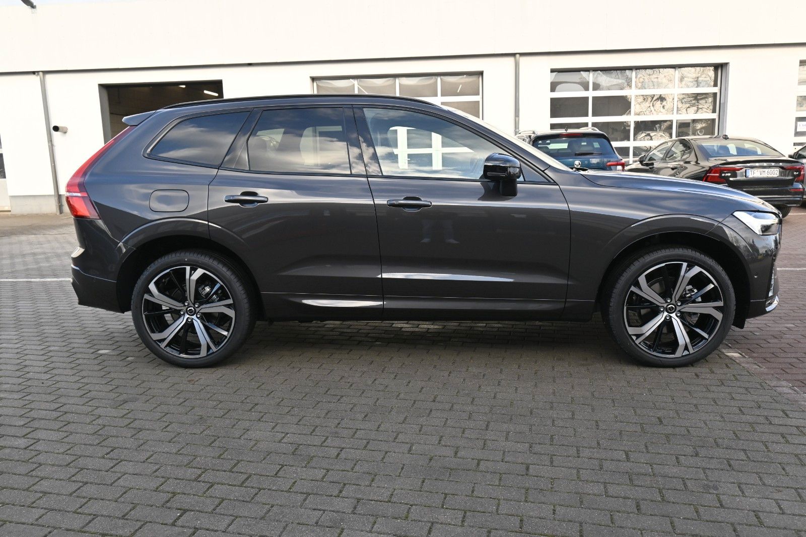 Fahrzeugabbildung Volvo XC60 B5 AWD Plus Dark*H&K*FSHZG*360°*ACC