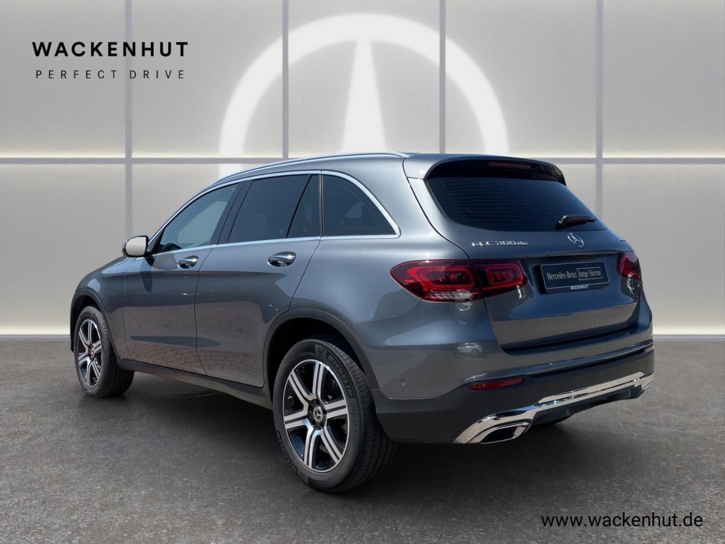 MERCEDES-BENZ GLC 300e 194CH 4X4 BVA - HAYON ÉLECTRIQUE - VOLANT EN CUIR - ATTELAGE - HUD - CAMÉRA - LED - CARPLAY - 1ERE MAIN