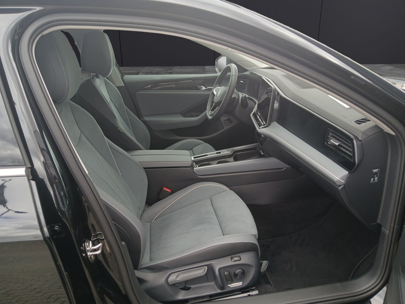 Fahrzeugabbildung Volkswagen Passat eHybrid Business DSG LED Navi AID ACC RFK