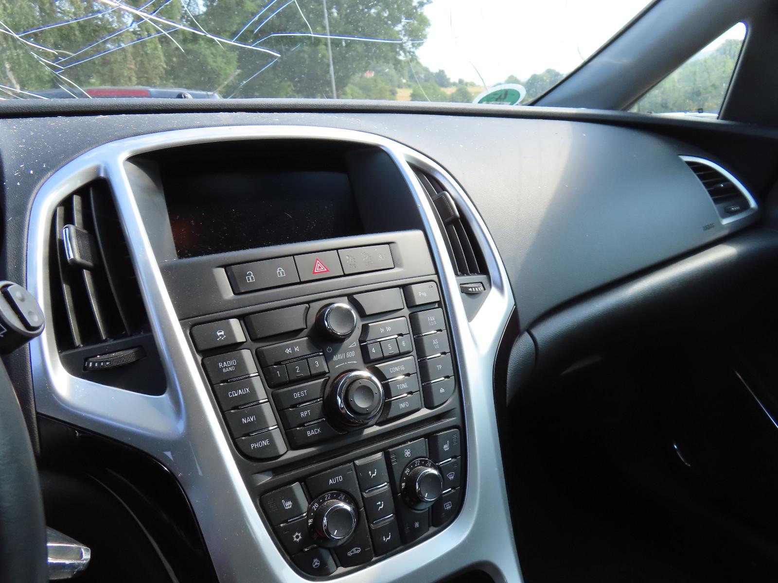 Opel Astra 2012 — photo 10