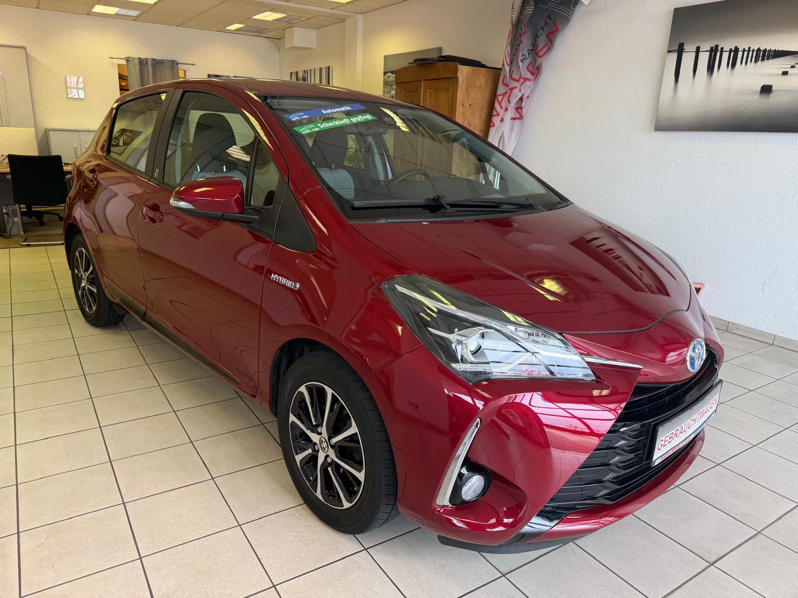 Fahrzeugabbildung Toyota Yaris Hybrid Team D /WENIG KM/SCHECKHEFT/KAMERA