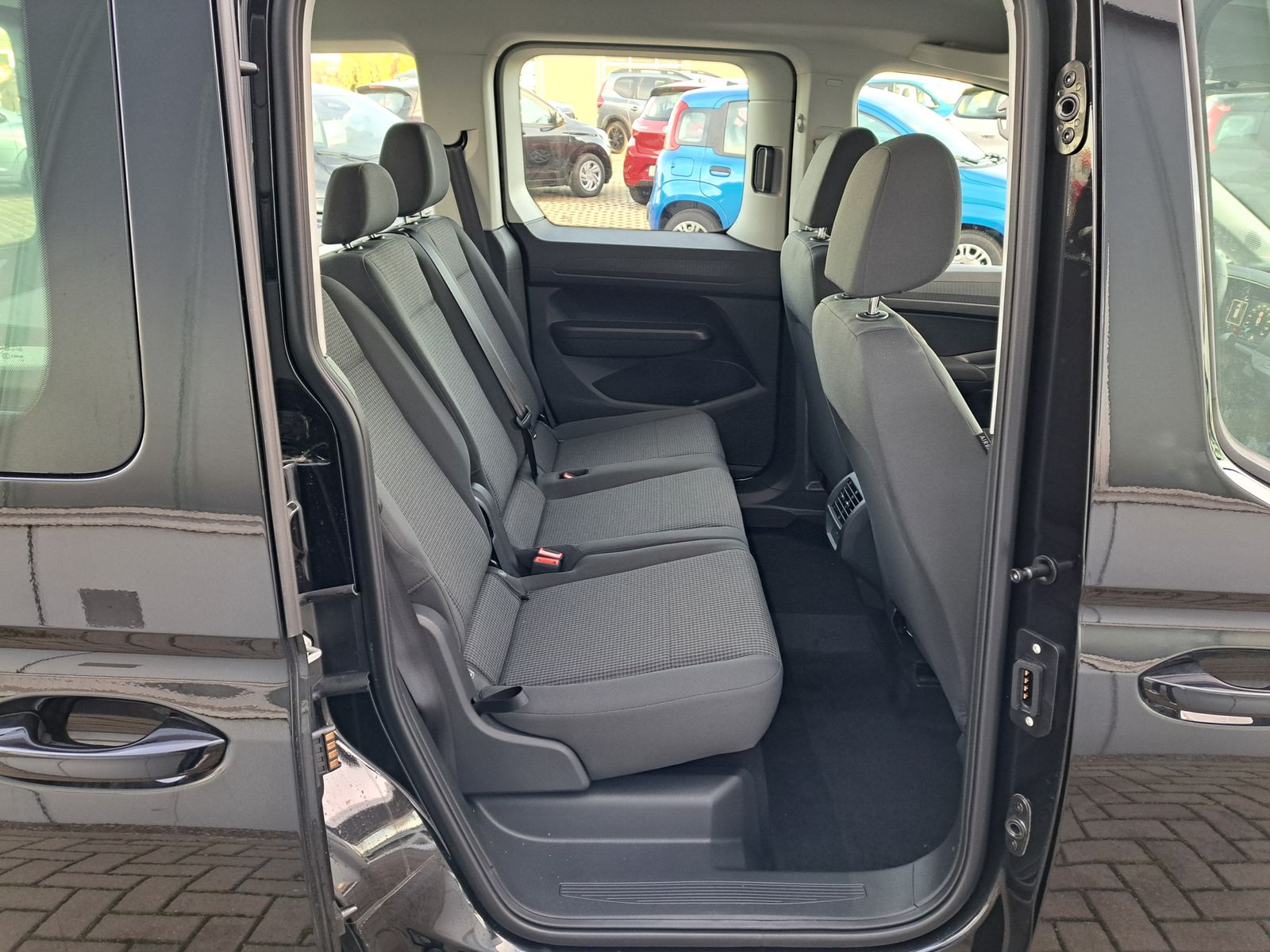 Fahrzeugabbildung Volkswagen Caddy 1.5 TSI WINTERPAKET PDC 5-JAHRE-GARANTIE