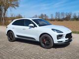 Porsche Macan - -
