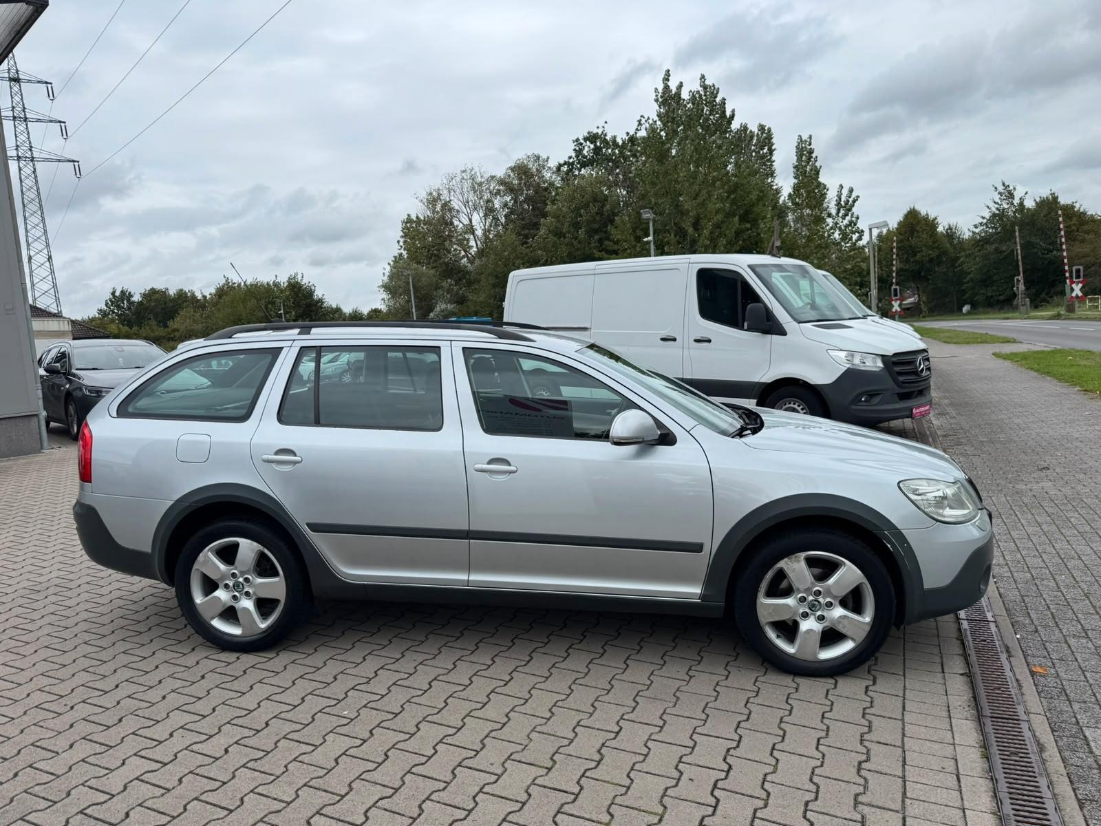 Skoda Octavia 2010 — салон