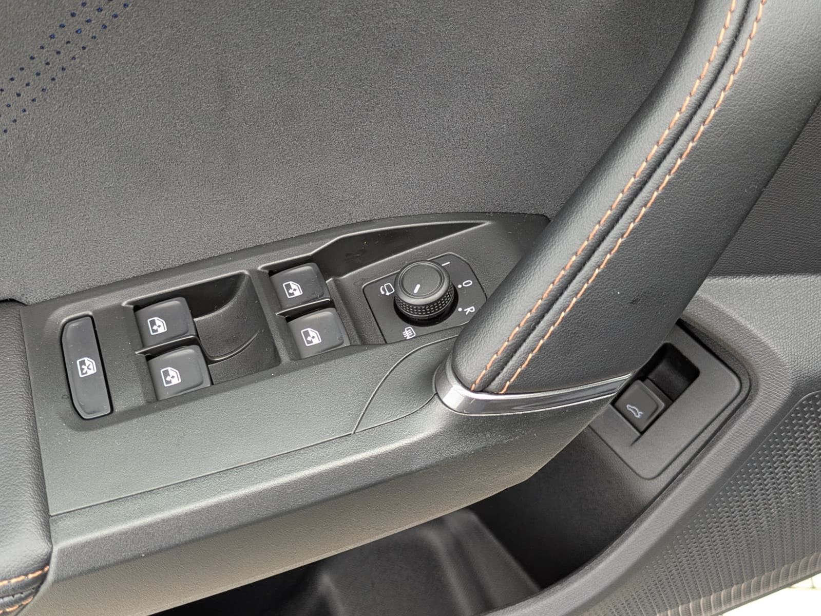 Fahrzeugabbildung CUPRA Leon 1.5 eTSI EDGE MATRIX*ACC*KAM*18"5JGARANTIE