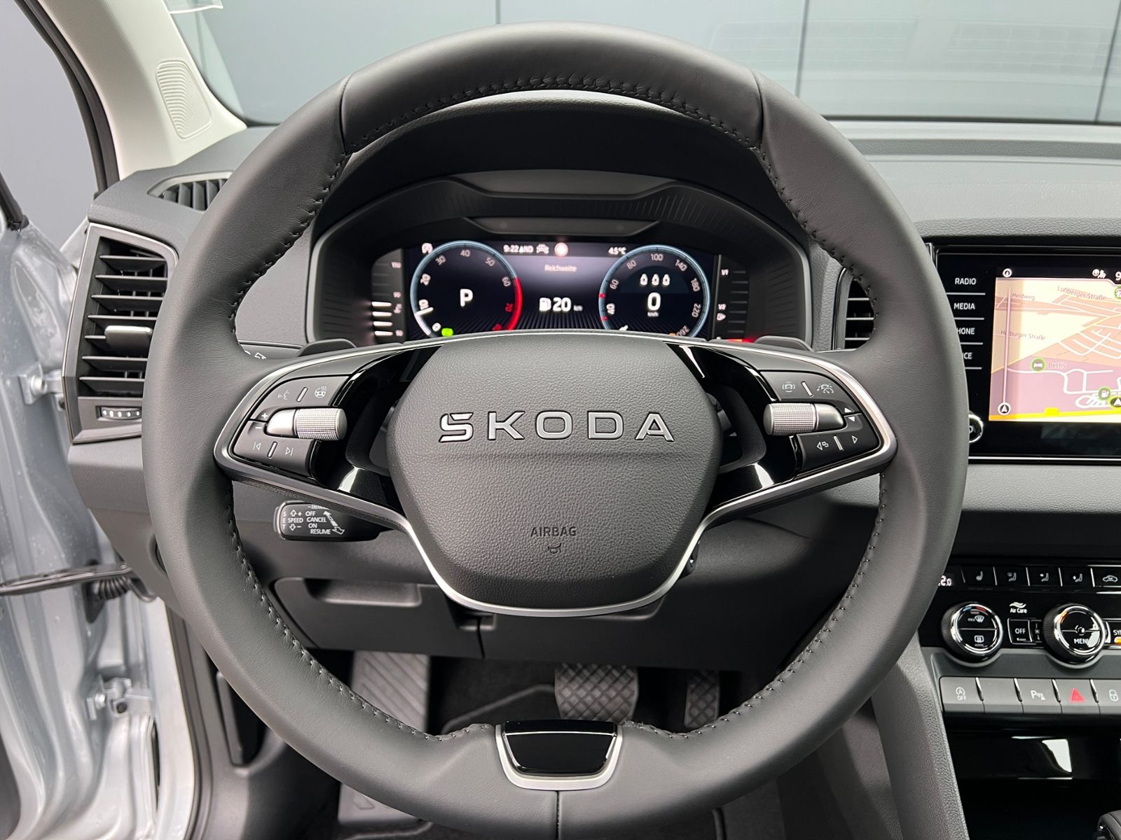 Fahrzeugabbildung SKODA Karoq Tour 1.5 TSI DSG *AHK, 17" LM-Felge, Navi,