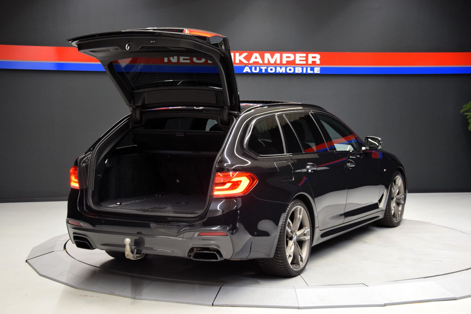 Fahrzeugabbildung BMW M550d xDr Tour Pano H/K HuD ACC Sitzlüft Massage