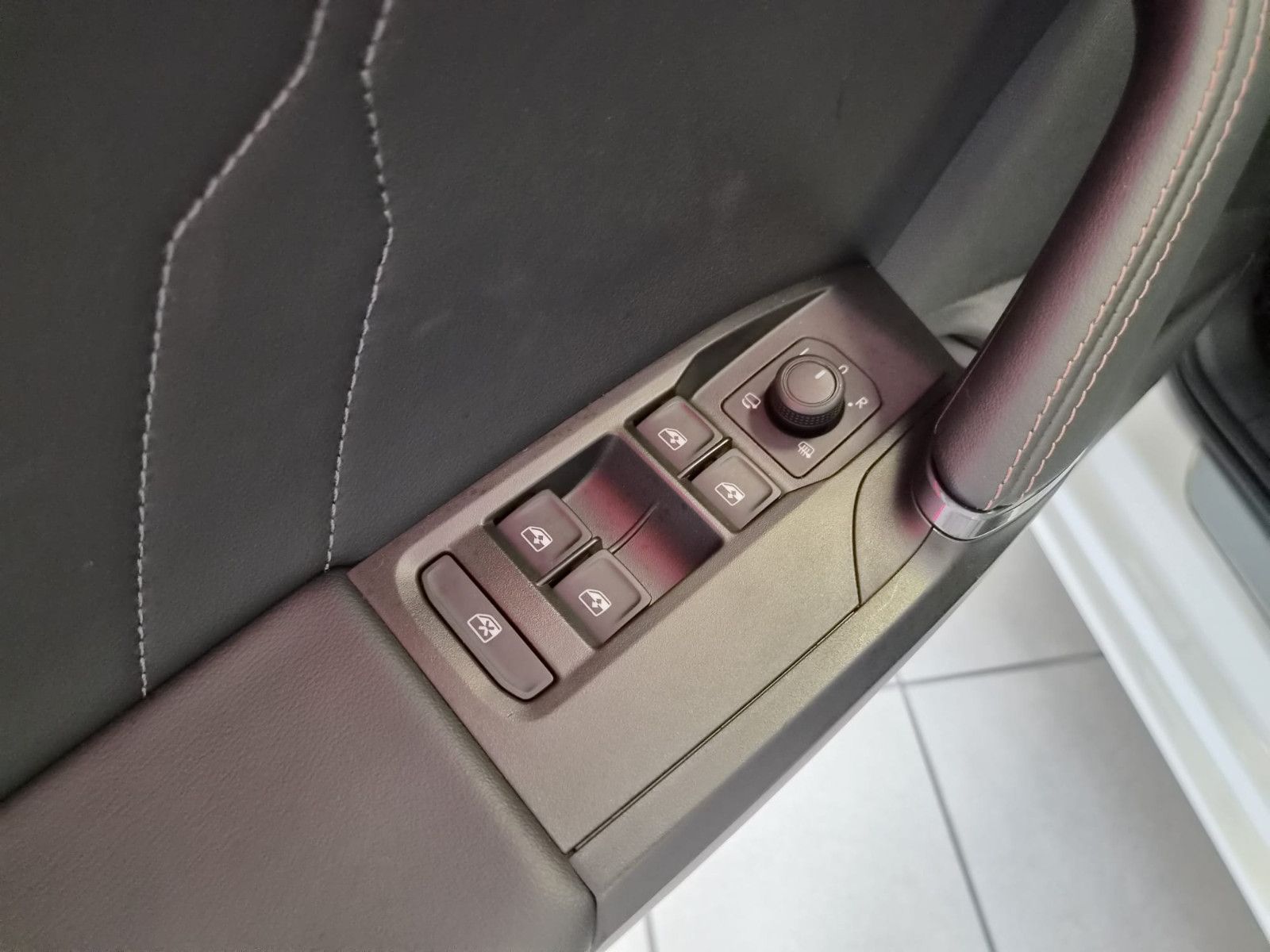 Fahrzeugabbildung CUPRA Leon VZ e-Hybrid / GEPFLEGT / NAVI / KAMERA