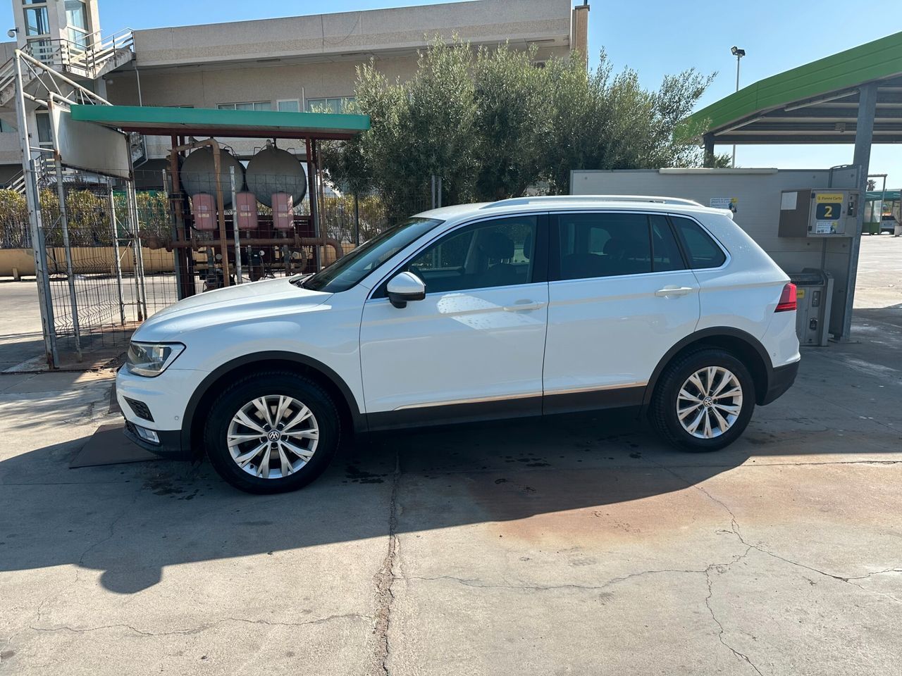 Volkswagen Tiguan - 1