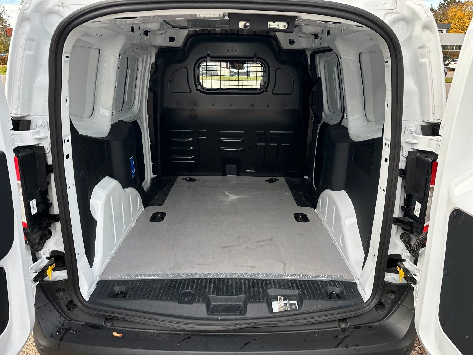 Fahrzeugabbildung Ford Transit Courier Trend BEV, Winter-Paket, PDC